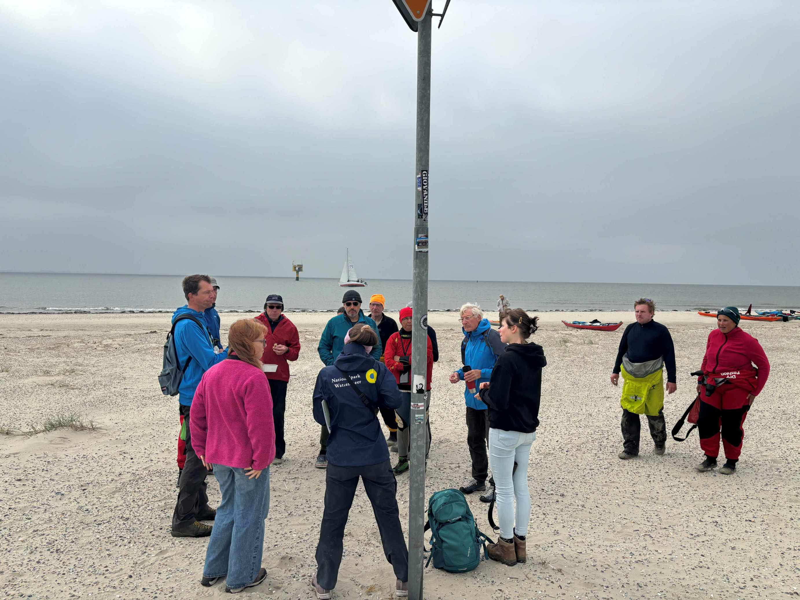 Eine Gruppe von Seekajakfahrenden bei einem Vortrag am Weststrand von Langeoog.